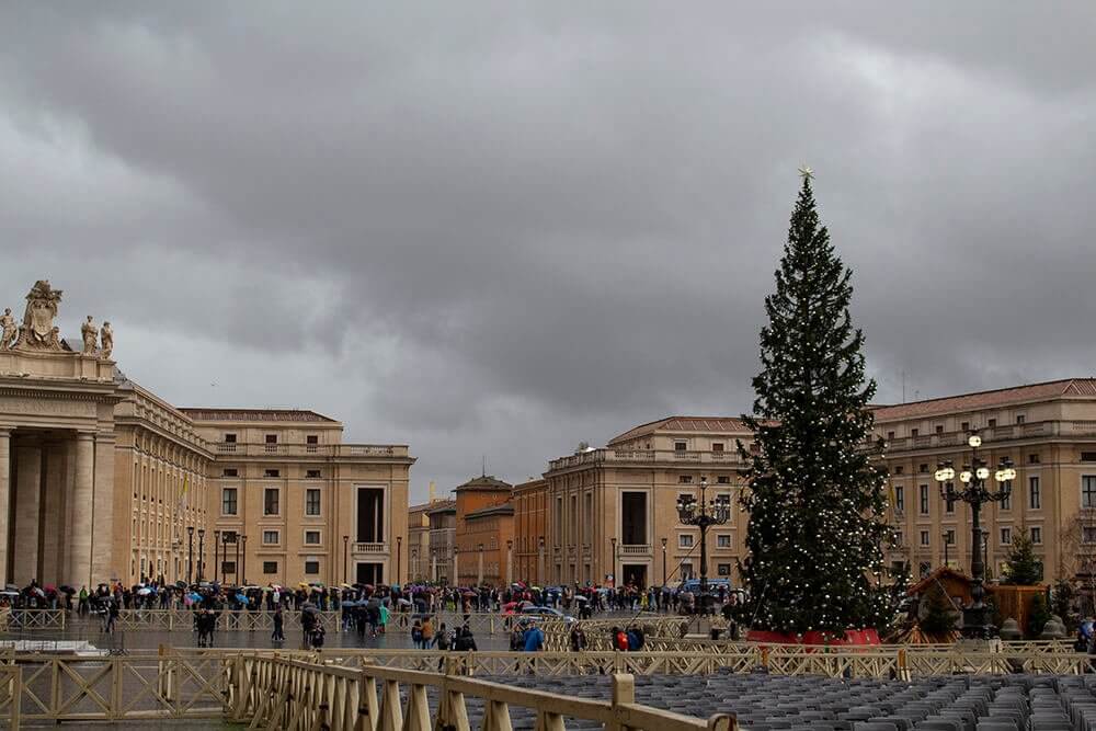 Line-at-St-Peters-Cathedral-in-the-Vatican