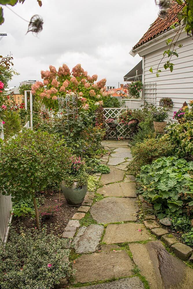 a-garden-in-Gamle-Stavanger