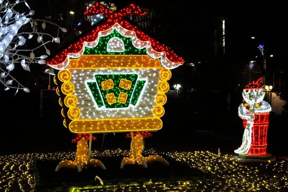 Baba-Yaga-house-at-the-Christmas-market in Chisinau