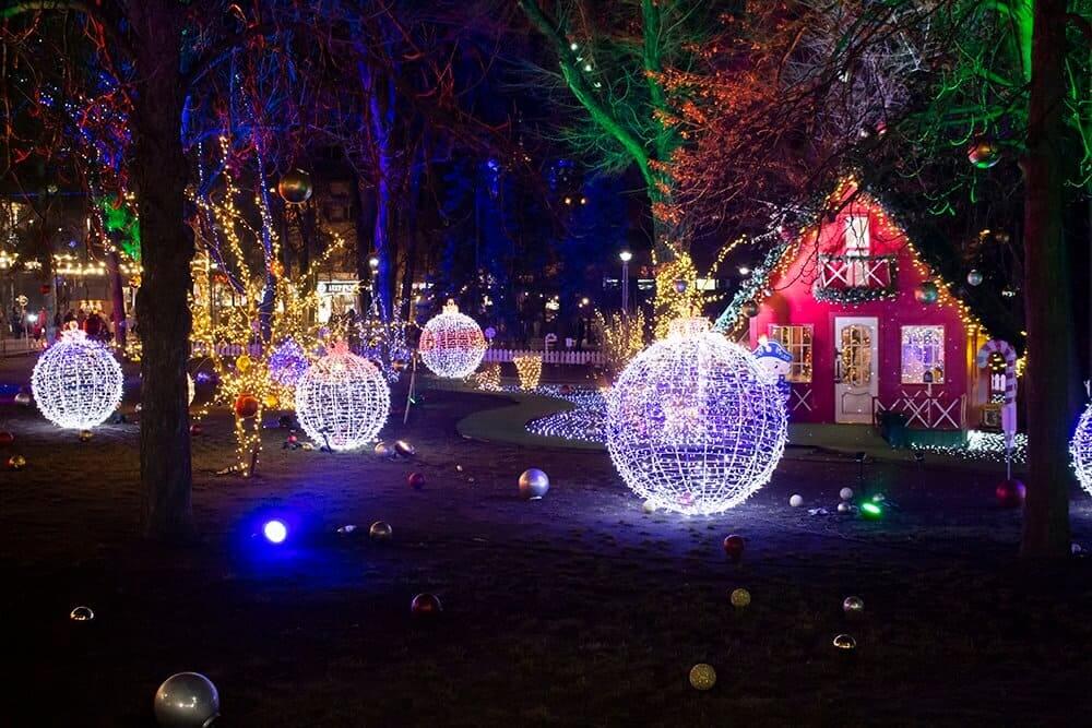 Father-Frosts-cabin-at-Christmas-fair in Chisinau