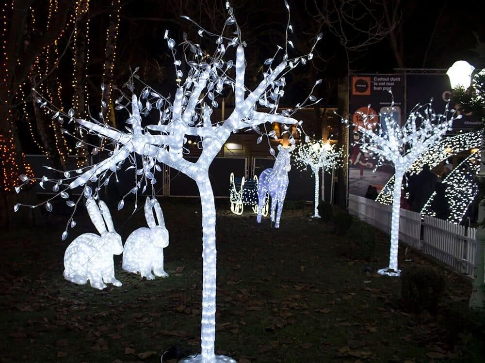 sculptures-at-xmas-orange-fair in Chisinau