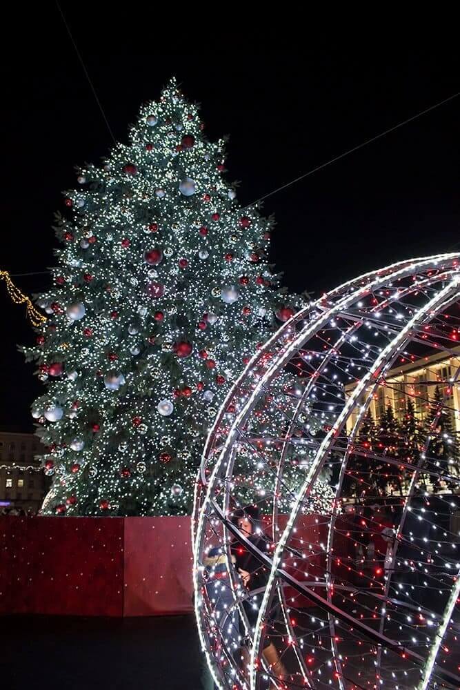 xmas-tree-in-center-of-Chisinau