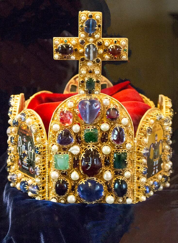 Kings-crown-in-Karlstejn-Castle-Czech-Republic